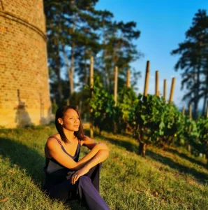 Photo de Letticia assise au pied de la tour des Minimes de Montmerle sur Saône